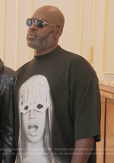 Corey Gamble’s black Beyonce graphic tee on The Kardashians