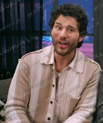 Dan Smyers’ beige striped knit shirt on The Voice