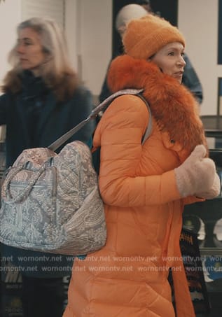 Elsbeth’s gray paisley print bag on Elsbeth