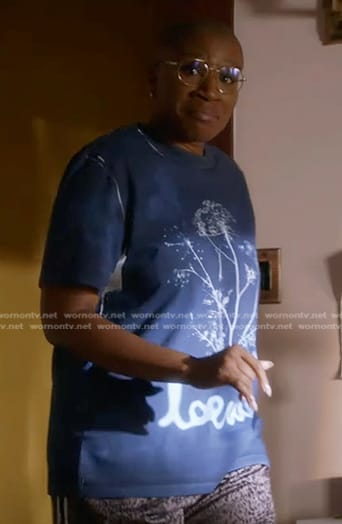 Hen’s blue floral tie dye tee on 9-1-1