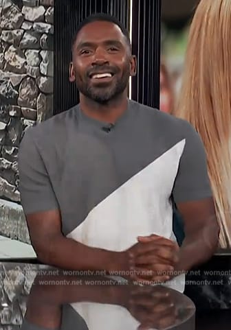 Justin’s gray colorblock tee on E! News