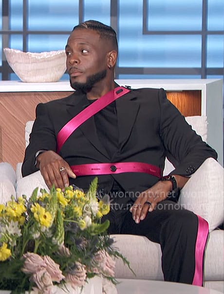 Kel Mitchell’s black and pink suit on The Talk