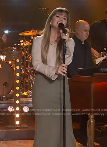 Kelly’s khaki midi skirt on The Kelly Clarkson Show