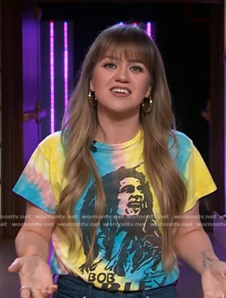 Kelly’s Bob Marley print tee on The Kelly Clarkson Show