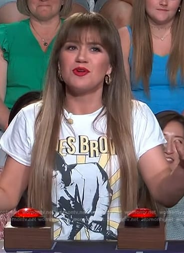 Kelly’s James Brown graphic tee on The Kelly Clarkson Show
