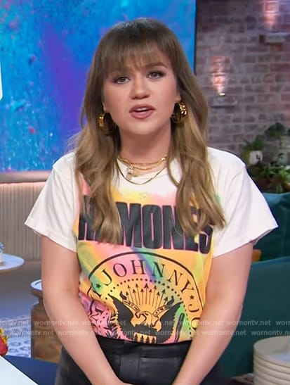 Kelly’s Rock Ramones graphic tee on The Kelly Clarkson Show