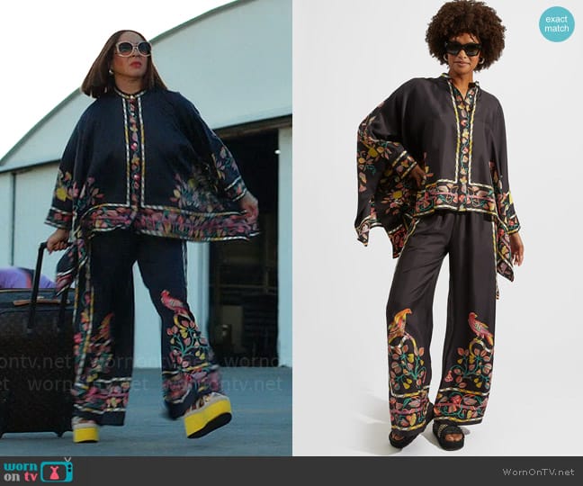 La DoubleJ Foulard Shirt in Borboni Placée Nero worn by Molly Novak (Maya Rudolph) on Loot