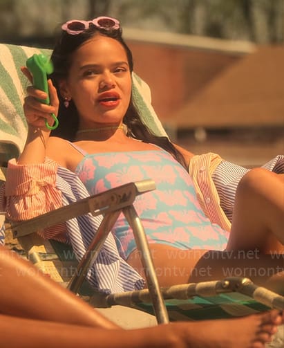 Mouse’s flower sunglasses and striped shirt on Pretty Little Liars Summer School