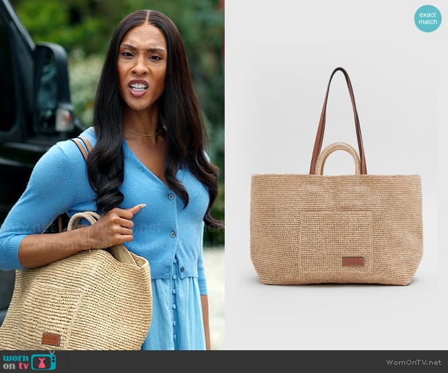 & Other Stories Large Woven Straw Tote worn by Sofia Salinas (Michaela Jaé Rodriguez) on Loot