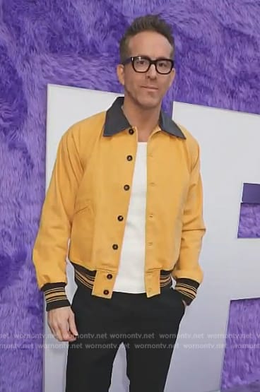Ryan Reynolds’ yellow jacket on E! News