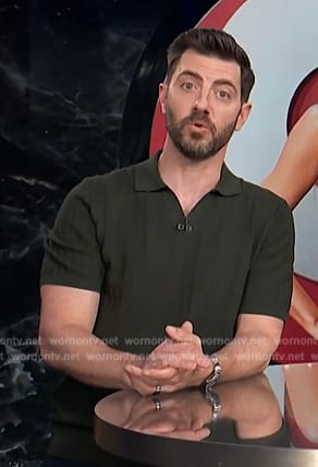 Will’s green ribbed polo on E! News