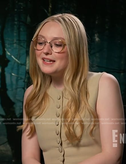 Dakota Fanning’s beige button front vest on E! News