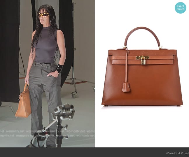 Hermes Box Kelly Sellier 35 Noisette worn by Kim Kardashian (Kim Kardashian) on The Kardashians