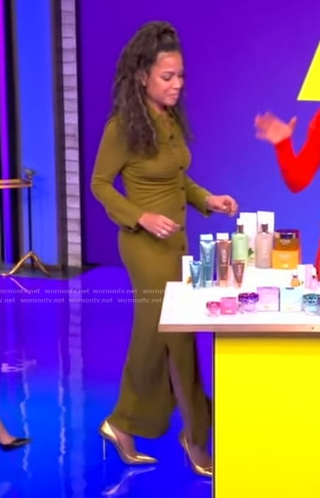 Sunny’s green ruched shirtdress on The View