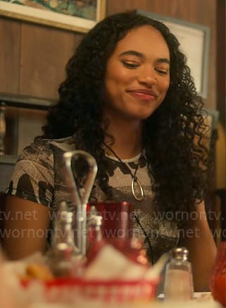 Tabby’s black and white text graphic print tee on Pretty Little Liars Original Sin