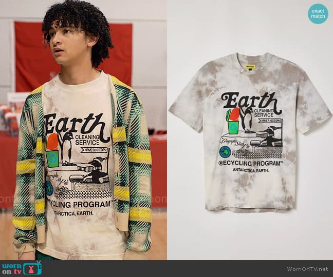 Market Cleaning Service Tee worn by Finn Alexander (Faly Rakotohavana) on UnPrisoned