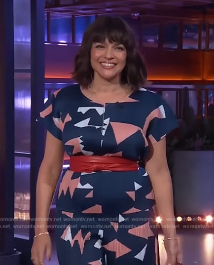 Norah Jones’ geometric print top and pants on The Kelly Clarkson Show