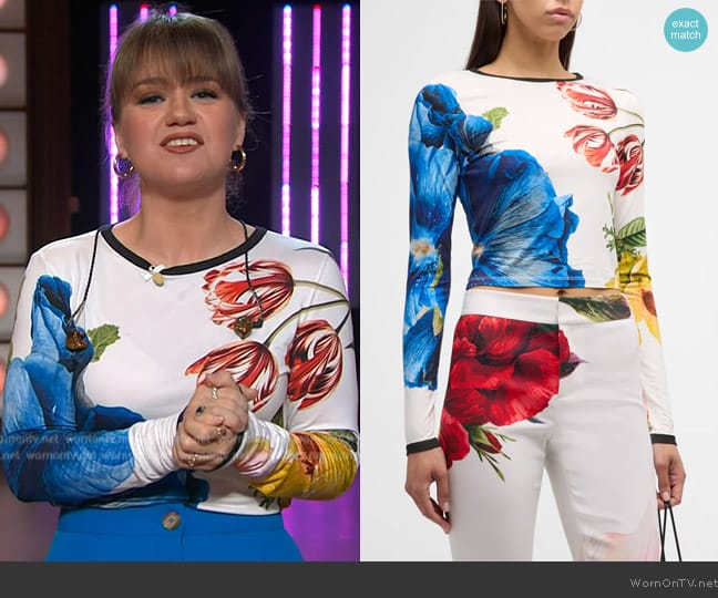 Alice + Olivia Delaina Floral Crewneck Crop Top worn by Kelly Clarkson on The Kelly Clarkson Show