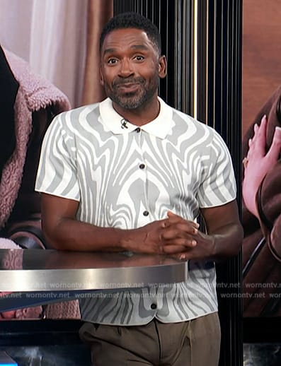 Justin’s gray printed shirt on E! News
