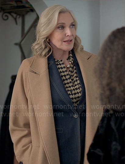 Nadine’s camel coat on UnPrisoned