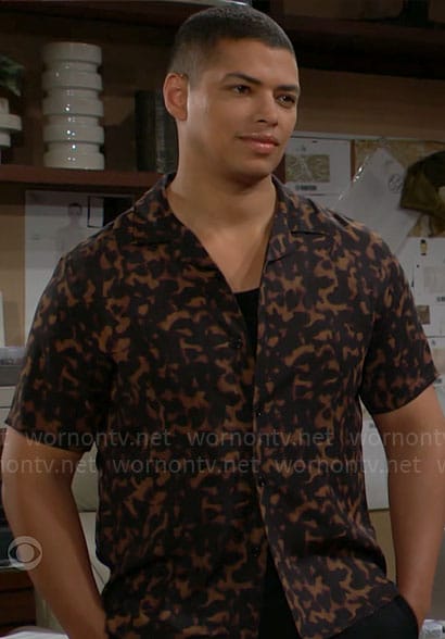 Zende’s tortoiseshell print shirt on The Bold and the Beautiful