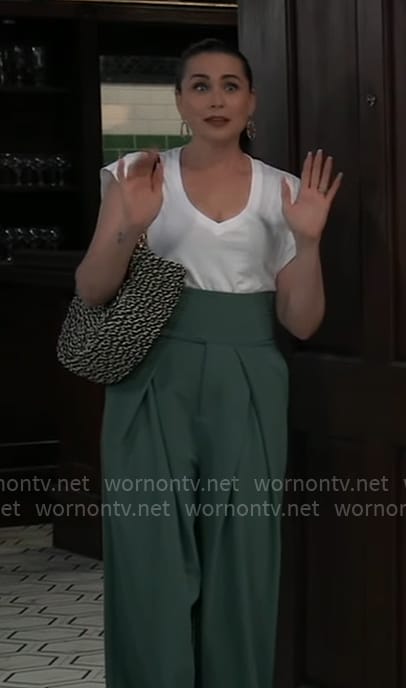 Lois’s white v-neck t-shirt and large tote bag on General Hospital