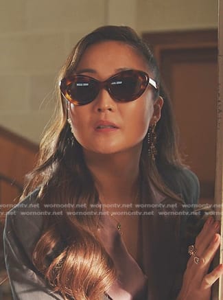 Mindy’s tortoiseshell sunglasses on Emily in Paris
