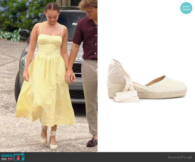 Castañer Carina 60 Canvas Wedge Espadrilles worn by Belly Conklin (Lola Tung) on The Summer I Turned Pretty
