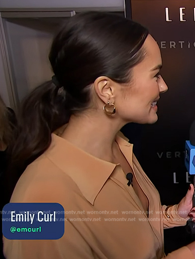 Emily Curl’s beige shirtdress on E! News