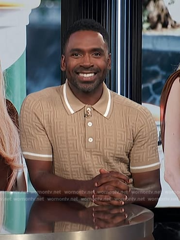 Justin’s beige monogram logo polo on E! News