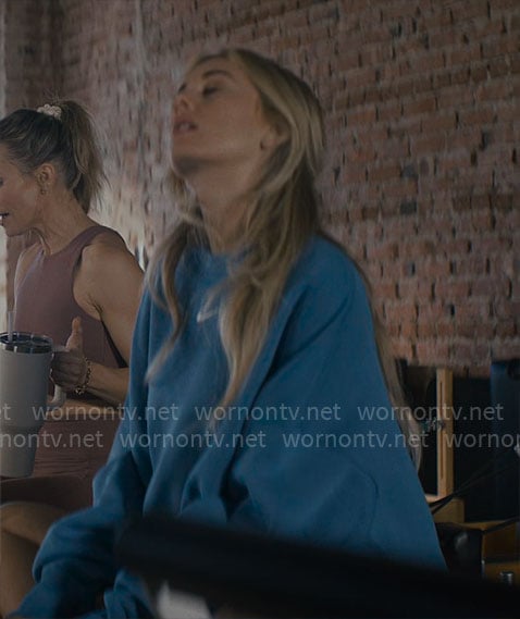 Morgan’s blue oversized sweatshirt on Nobody Wants This