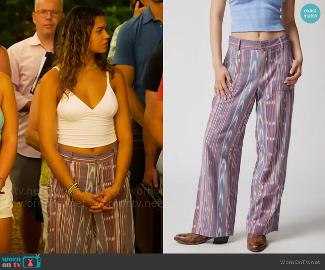 BDG Rae Linen Printed Cargo Pant worn by Kiara Carrera (Madison Bailey) on Outer Banks