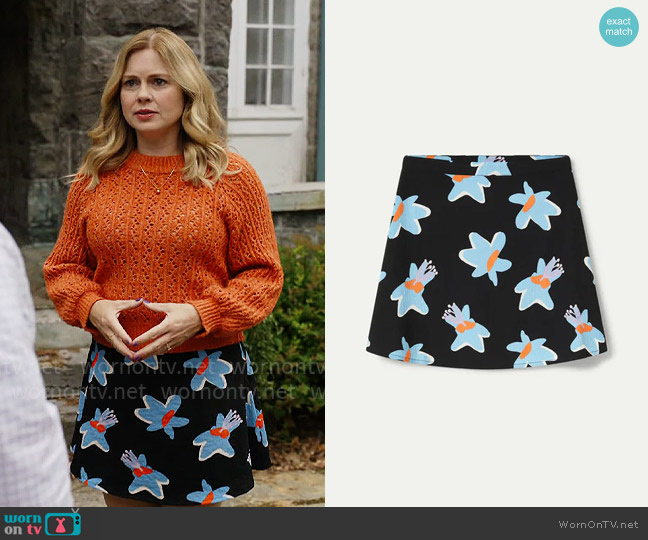 Compañía Fantástica Calatea black floral print short skirt worn by Sam (Rose McIver) on Ghosts