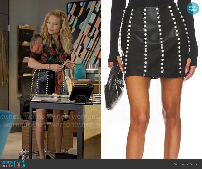 Alice + Olivia Lecia Faux Leather Mini Skirt worn by Lorna Crane (Becki Newton) on The Lincoln Lawyer