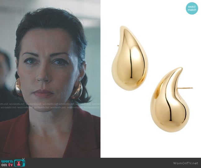 Bottega Veneta Large Drop Earrings in Yellow gold worn by Anka Kieslowski (Dagmara Dominczyk) on American Horror Stories