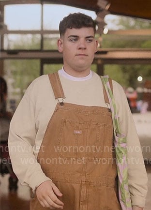 Isaac’s bege overalls on Heartstopper