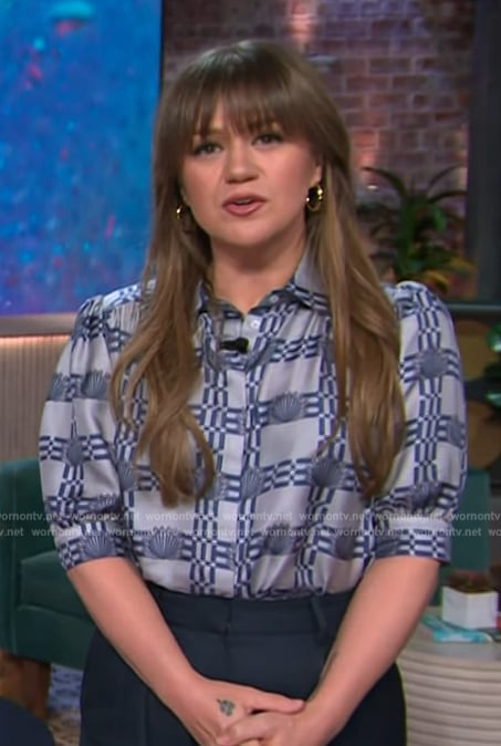 Kelly’s gray and blue short sleeve printed top on The Kelly Clarkson Show