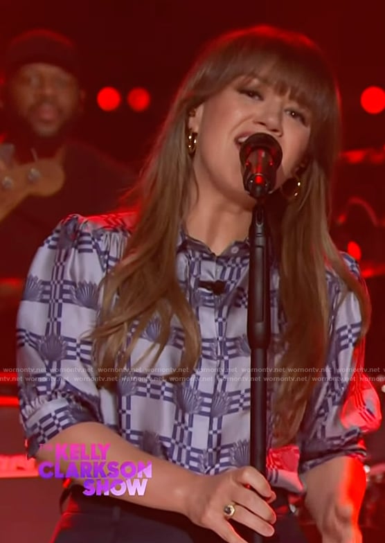 Kelly’s gray and blue short sleeve printed top on The Kelly Clarkson Show
