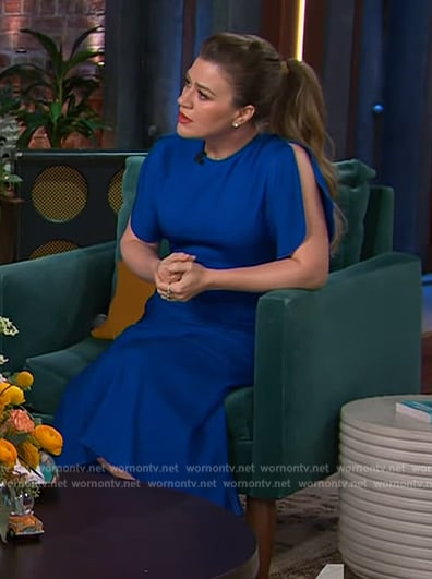 Kelly’s blue split sleeve dress on The Kelly Clarkson Show