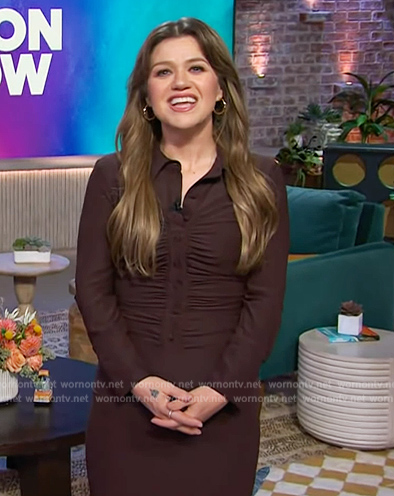 Kelly’s brown ruched front dress on The Kelly Clarkson Show