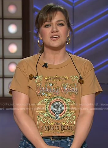 Kelly’s Johnny Cash graphic tee on The Kelly Clarkson Show