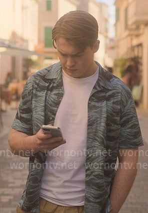 Nick’s green wavy print shirt on Heartstopper