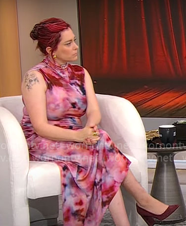 Rachel Bloom’s tie dye dress on CBS Mornings