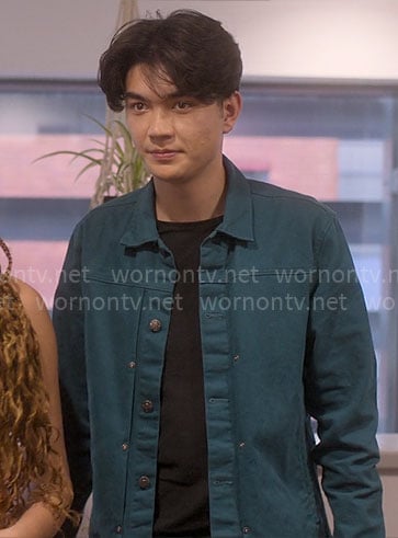 Tao’s teal shirt jacket on Heartstopper