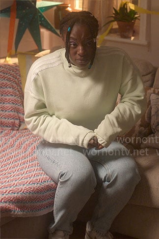 Tara’s mint green cropped sweatshirt on Heartstopper