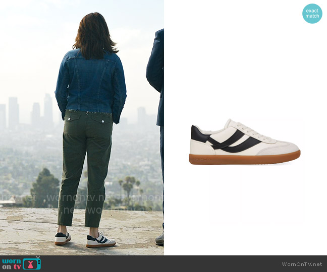 Vince Oasis Sneakers in Nightblue worn by Maggie McPherson (Neve Campbell) on The Lincoln Lawyer