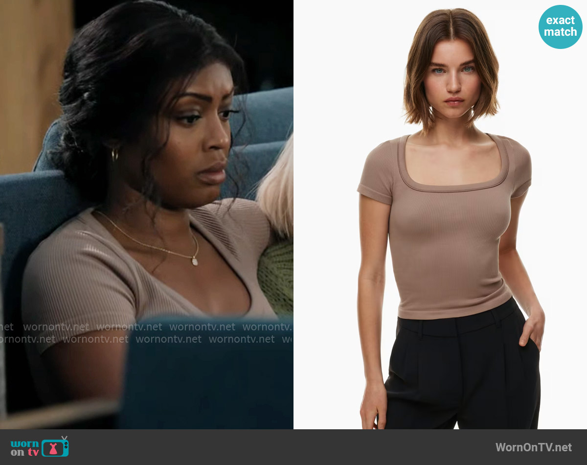 Seamless Rib seamless willow squareneck t-shirt in Deep Taupe worn by Daphne (Javicia Leslie) on High Potential