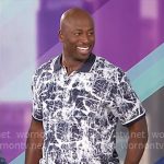 Akbar’s navy and white abstract print polo shirt on The Talk