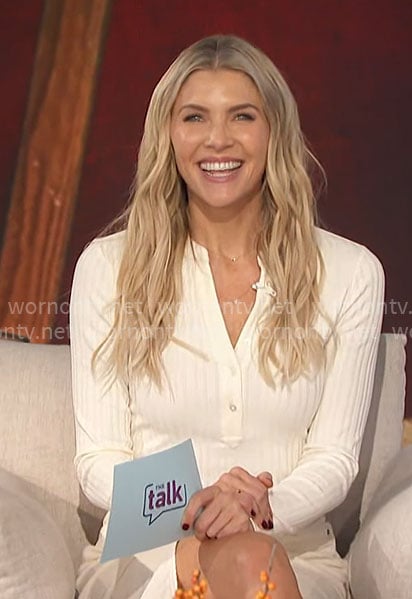 Amanda’s white ribbed henley top on The Talk