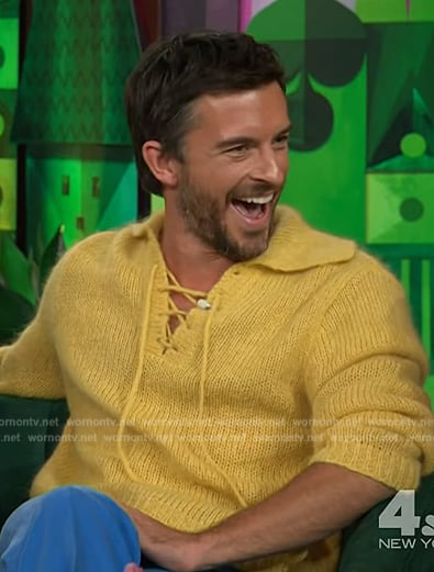 Jonathan Bailey’s yellow sweater on The Kelly Clarkson Show